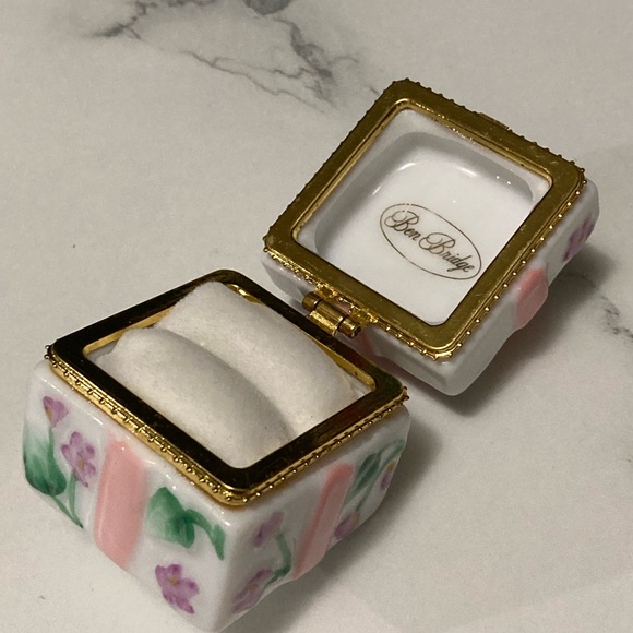 Floral Ceramic Trinket Box with Pink Bow - Picture 3 of 5